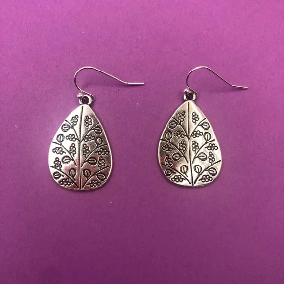 Silver Leaf Vine Teardrop Earrings NWOT dangle - Picture 3 of 4